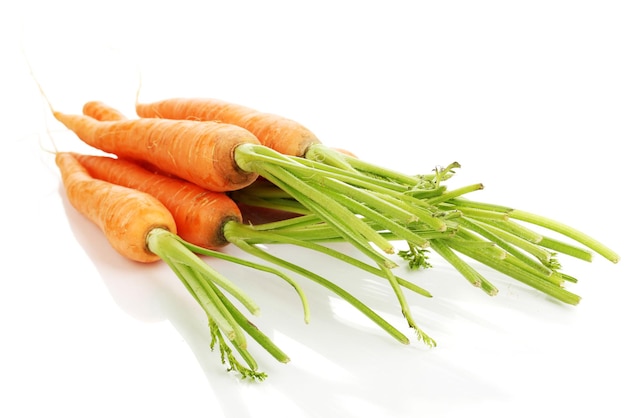 Zanahorias aisladas en blanco