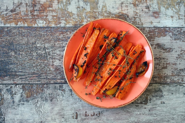 Zanahorias al horno en un plato.