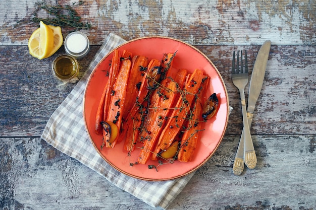 Foto zanahorias al horno en un plato.