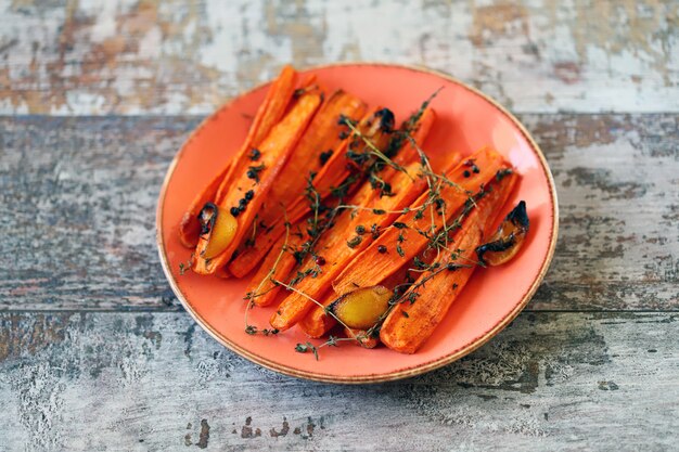 Zanahorias al horno en tiras con hierbas y especias.