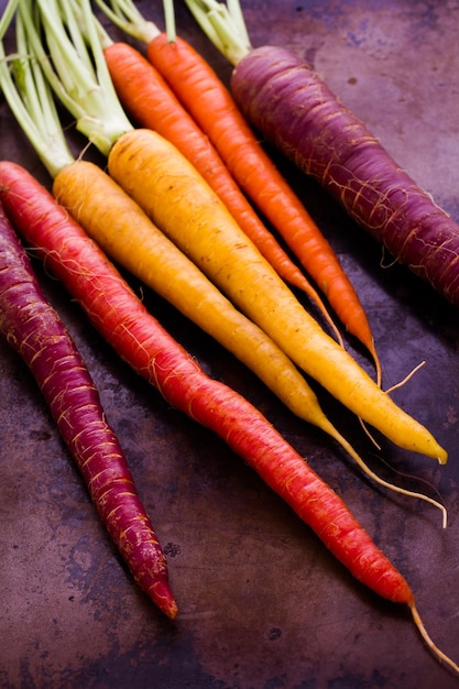 Zanahorias arcoíris orgánicas de la granja local.