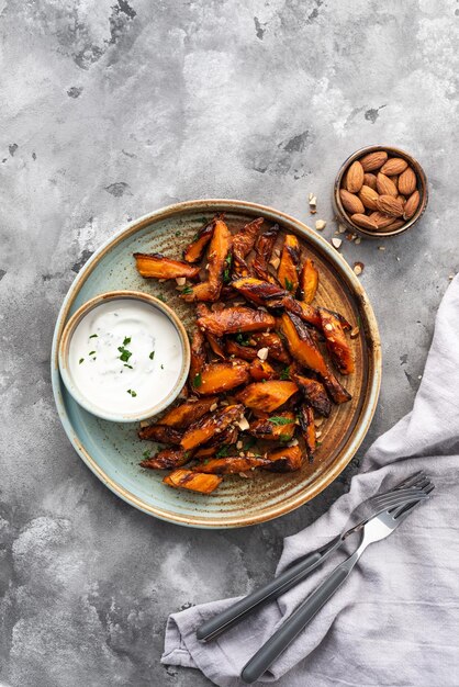 Zanahorias asadas Miel ajo mantequilla zanahorias asadas sobre un fondo de hormigón