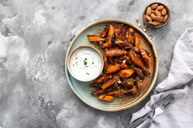 Zanahorias asadas Miel ajo mantequilla zanahorias asadas sobre un fondo de hormigón