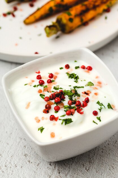 Zanahorias asadas saludables sobre fondo blanco