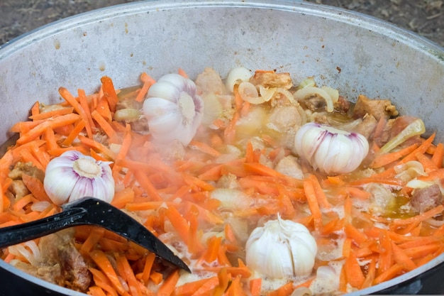 Zanahorias carne ajo cocinado en una cacerola de metal