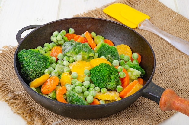 Zanahorias congeladas, brócoli y guisantes en sartén