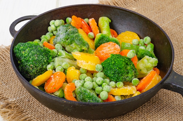 Zanahorias congeladas con brócoli y guisantes en sartén