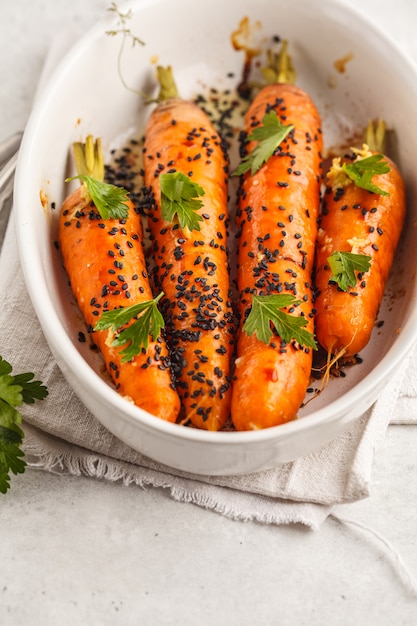 Zanahorias enteras al horno con salsa asiática y semillas de sésamo.