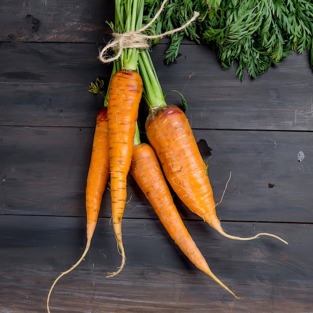 Zanahorias enteras recién lavadas con hojas.