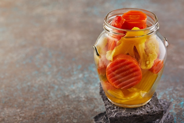 Zanahorias en escabeche y brócoli en un frasco de vidrio