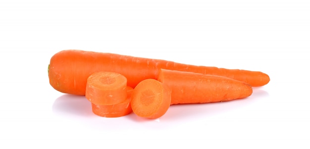 Zanahorias frescas aisladas en blanco