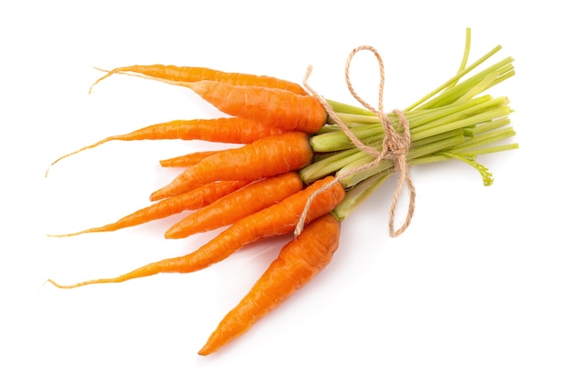 Zanahorias frescas aisladas en un fondo blanco