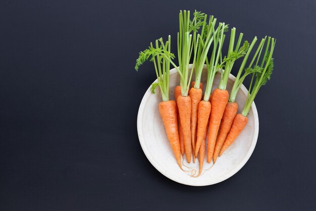 Zanahorias frescas aisladas