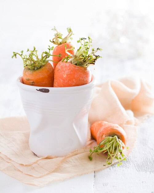 zanahorias frescas en una mesa blanca