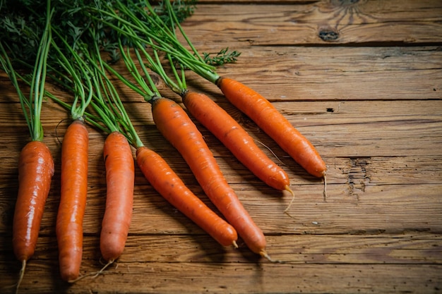 Zanahorias frescas en una mesa de madera