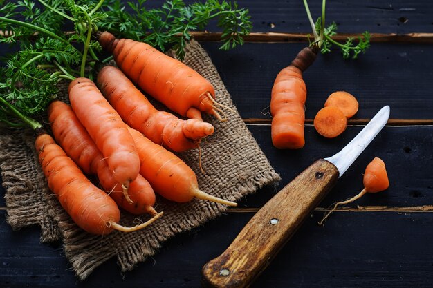 Zanahorias frescas en mesa de madera