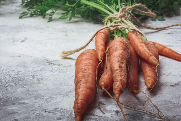 Zanahorias frescas en la mesa