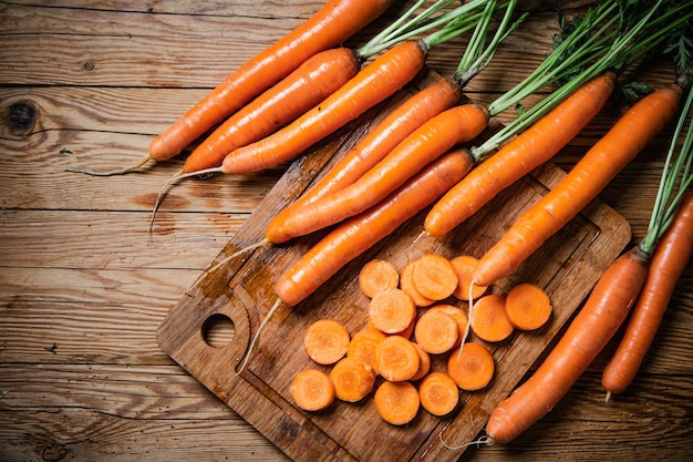 Zanahorias frescas picadas en una tabla de cortar