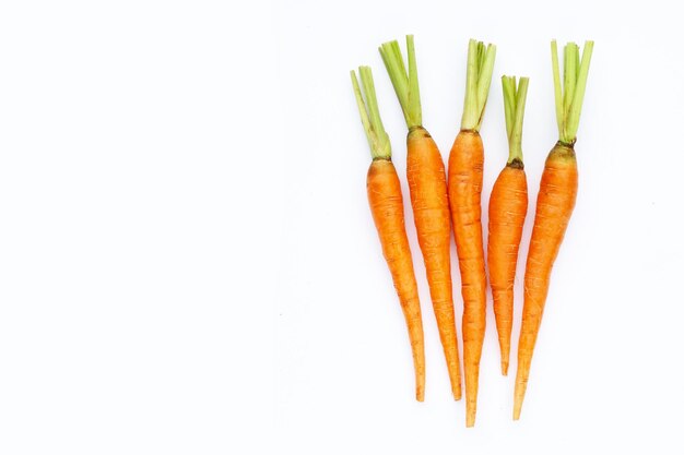 Zanahorias frescas sobre fondo blanco