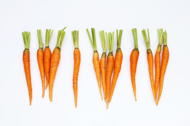 Zanahorias frescas sobre fondo blanco