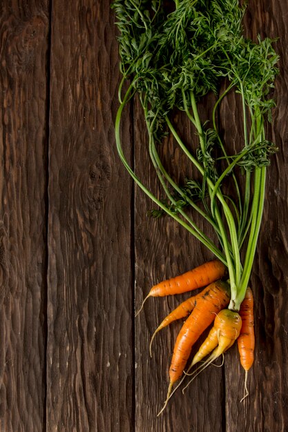 zanahorias frescas sobre un fondo de madera