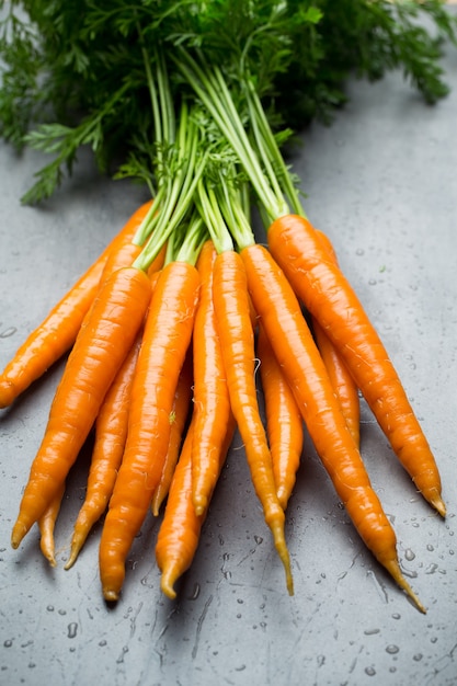 Zanahorias frescas sobre fondos grises.