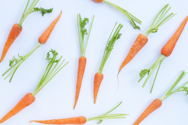 Zanahorias frescas sobre superficie blanca