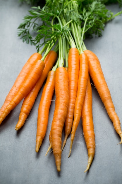 Zanahorias frescas en las superficies grises.