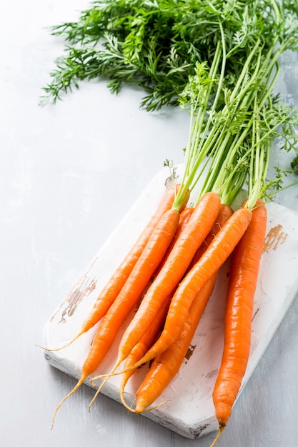 Zanahorias frescas en tablero de madera