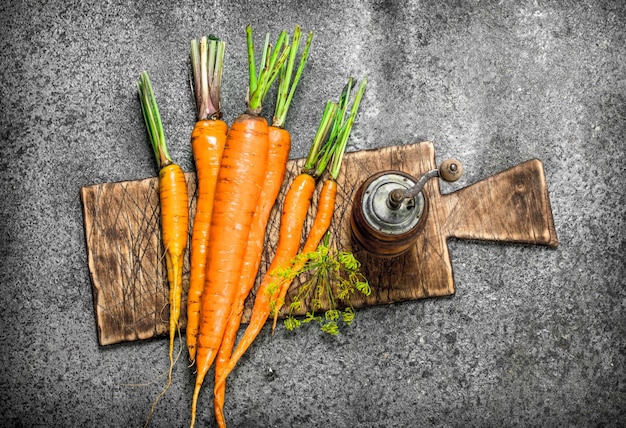 Zanahorias frescas en un tablero.