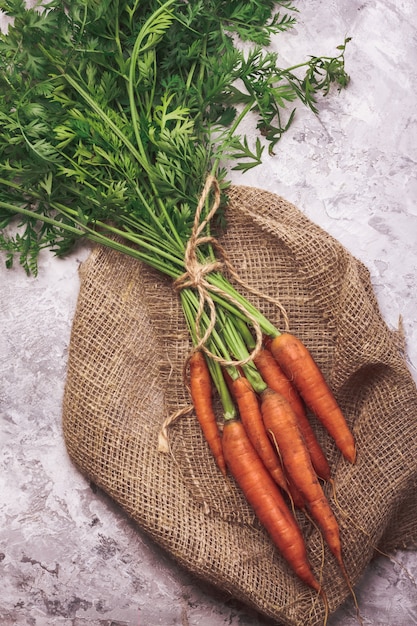 Zanahorias frescas en la vista de la mesa