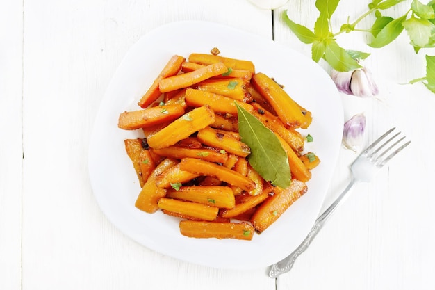 Zanahorias fritas en plato a bordo