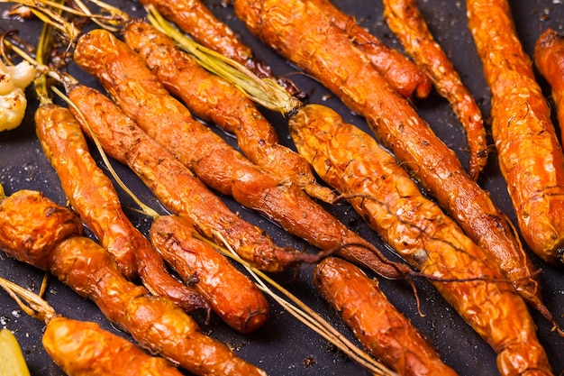 Zanahorias jóvenes al horno en la sartén