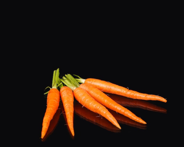 Zanahorias y jugo en un vaso.