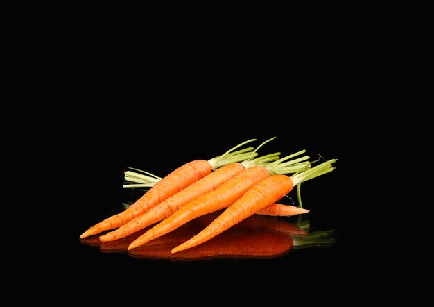 Zanahorias y jugo en un vaso.