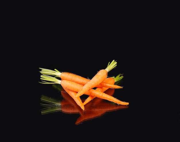 Zanahorias y jugo en un vaso