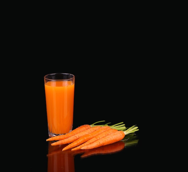 Foto zanahorias y jugo en un vaso