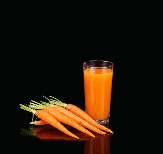 Zanahorias y jugo en un vaso