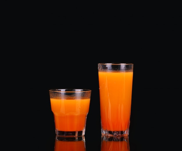 Zanahorias y jugo en un vaso