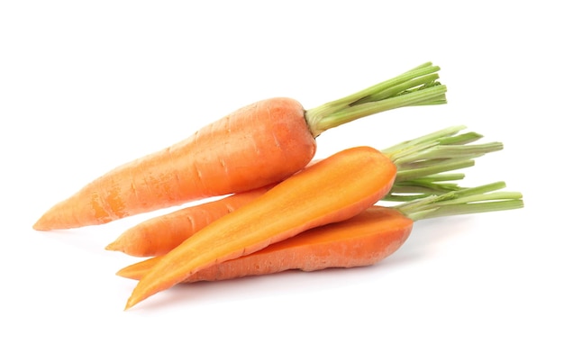 Zanahorias maduras enteras y cortadas aisladas en blanco