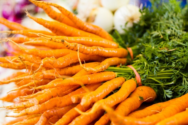 Zanahorias naranjas orgánicas en una exhibición en el mercado local de agricultores.