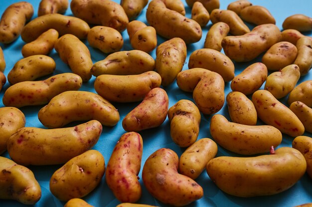 Zanahorias ollucos andinos servidas en la mesa