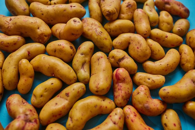 Zanahorias ollucos andinos servidas en la mesa