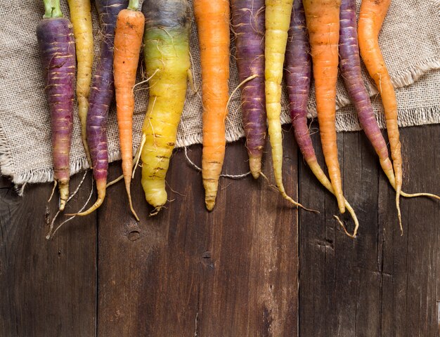 Zanahorias orgánicas frescas del arco iris en una opinión de sobremesa de madera