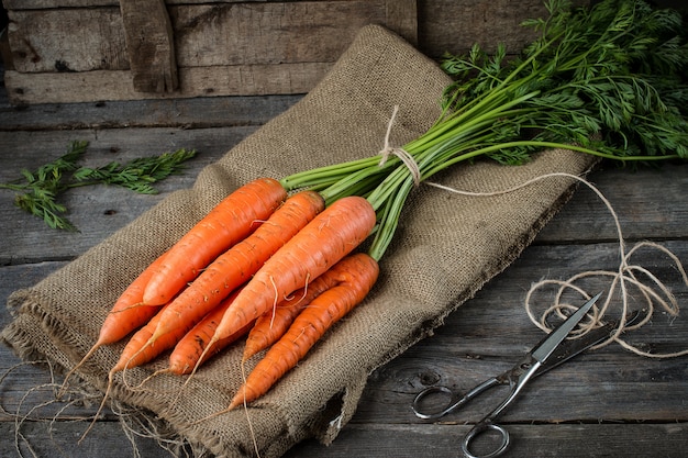 Zanahorias orgánicas frescas en mesa rústica