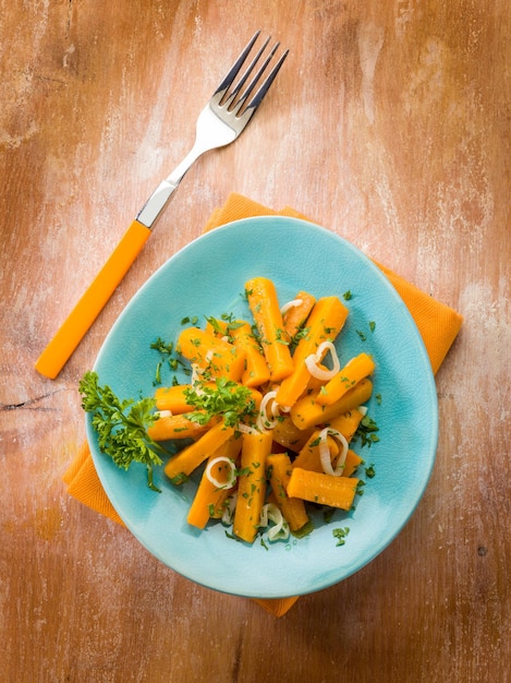 Zanahorias con perejil y cebollas comida vegetariana