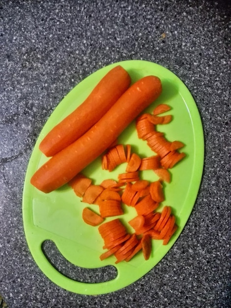 zanahorias picadas en la tabla de cortar