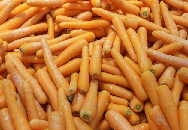 Zanahorias con piel de naranja, que se venden a granel en el mercado de abarrotes.