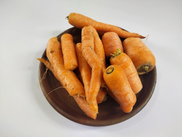 Zanahorias en un plato de barro tradicional