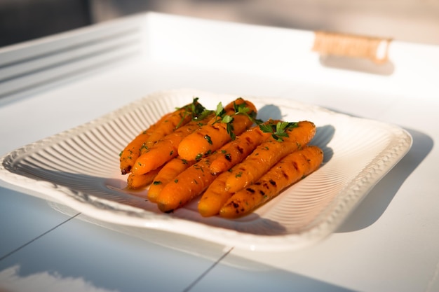 Foto zanahorias en el plato en la mesa